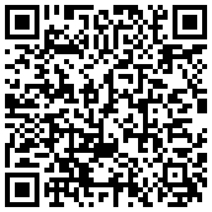 晚上趴透气窗偷窥隔壁打工妹洗澡不小心被她发现了要伸手过来拿手机赶紧逃720P高清的二维码